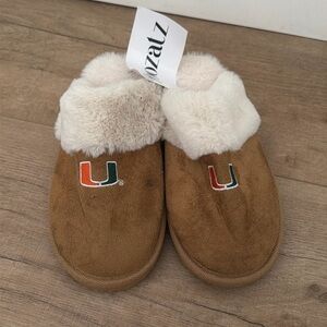 UM house slippers